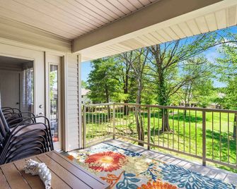 Cozy Comfort Retreat - For 6 - Branson - Balcón