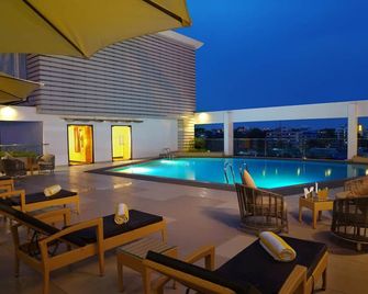 Dimora Hotel Thiruvananthapuram - טריבאנדרום - בריכה