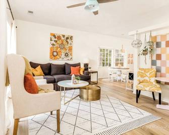 Dolly’s Daydream- Charming 3-bedroom Cottage close to Leeds and Birmingham - Moody - Living room