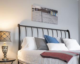 The Inn at South Harbor - Waterfront Condo : Sunrise and Sunset Views : Marina - Southport - Living room