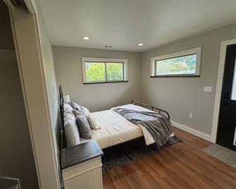 Hill Crest Drive Queen Bed - Eureka - Habitación