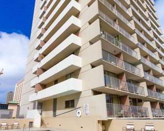 Tropical Studios at Marine Surf Waikiki - Honolulu - Building