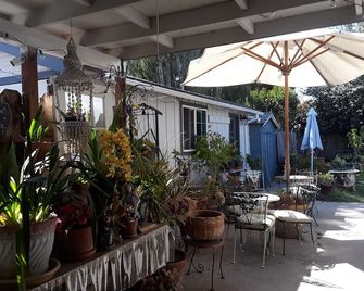 Garden Chalet walking distance to Oldtown Salinas - Salinas - Patio