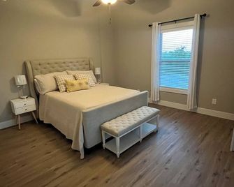Modern farmhouse, secluded and convenient. 5 minutes from The ARK 2 min off exit - Williamstown - Habitación