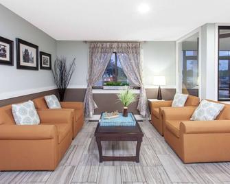 Baymont by Wyndham Grand Haven - Grand Haven - Living room