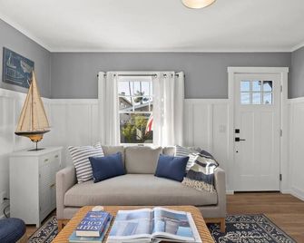 The Boat House at The Birdbath Bungalows - Ventura - Living room