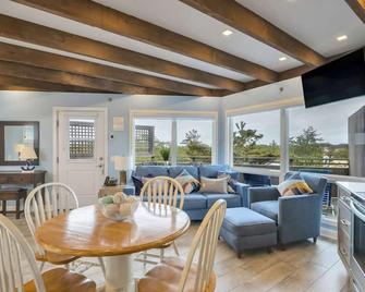 A Touch Of Ocean Studio, 1 Bth & Balcony Apt! - Amagansett - Dining room