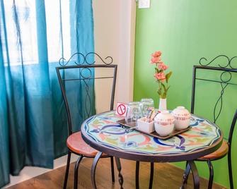 Cosy, spacious room near the city centre - Trang - Yemek odası