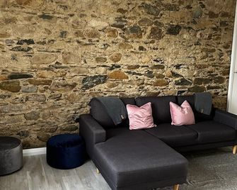 The 1892 Schoolhouse Killarney - newly renovated in a contemporary style - Killarney - Wohnzimmer