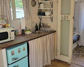 Cute Peaceful Tiny House Getaway w Backyard - Low Summer Rates! - Tucson - Kitchen