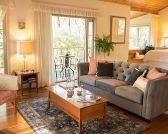 Myers Creek Cascades Luxury Cottages - Healesville - Wohnzimmer