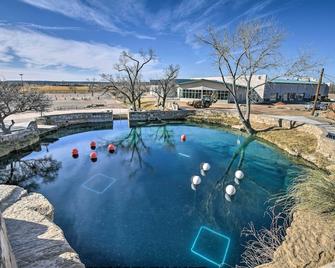 Charming Santa Rosa Home with Mountain Views and Porch - Santa Rosa - Zwembad