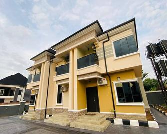 Enugu Nigeria Shortlet - 2Bedroom Duplex serviced apartment GRA Enugu, Nigeria - Enugu - Building