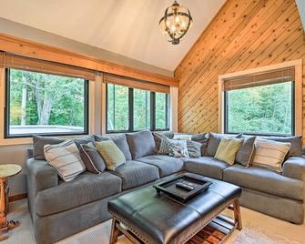 Family-Friendly Stratton Gem Close to Slopes! - Stratton - Living room