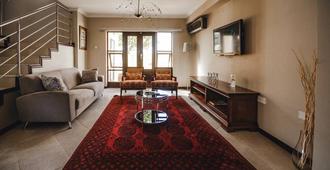 The Capital Guest House - Gaborone - Wohnzimmer