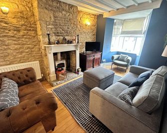 Wisteria Cottage, 5 Location, Parking, Cotswolds - Bourton-on-the-Water - Living room