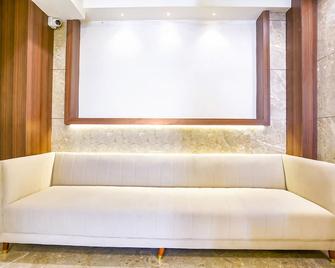Fabhotel Shubham Inn - Nr Jain Mandir, Bhandup West - Bombay - Lobby