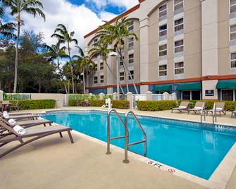 Hampton Inn Ft. Lauderdale Airport North Cruise Port - Fort Lauderdale - Alberca