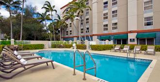 Hampton Inn Ft. Lauderdale Airport North Cruise Port - Fort Lauderdale - Piscina