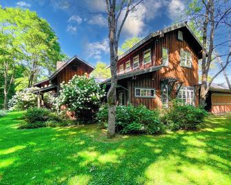 Cozy CHQ Farmhouse Escape by Stream & Cabin - 2.8mi to Main Gate, sleeps 12! - Mayville - Building