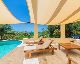 Villa Jasmine blends indoor/outdoor living with a lovely Mediterranean decor. - Five Cays Settlement - Piscina