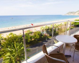 Kleopatra Balik Hotel - אלניה - מרפסת