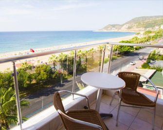 Kleopatra Balik Hotel - אלניה - מרפסת