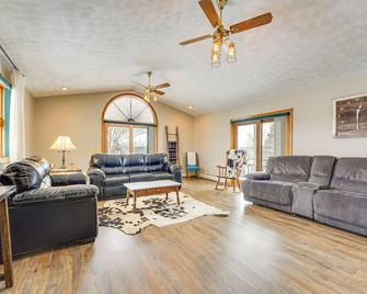 Fire Pit and Game Room North East Family Retreat! - North East - Вітальня