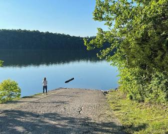 Cozy modern farmhouse w/ garage- Only 5 miles to Lake Cumberland! - Monticello