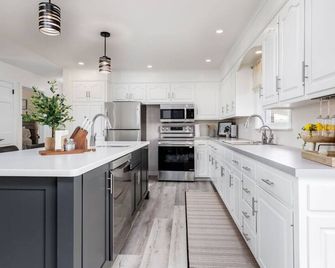 Backyard Getaway•Amish Farmland•Hot tub•Fire pit - Bird in Hand - Kitchen