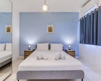 Stylish 3BR Apt with panoramic balcony in Qawra - Qawra - Bedroom