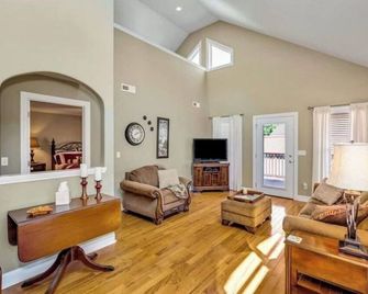 Gorgeous Lake Home at Wheeler Reservoir Athens AL - Athens - Living room