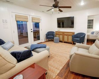 Come Experience Riverside - A Cozy Cottage with Beautiful Pamlico River Views - Belhaven - Living room