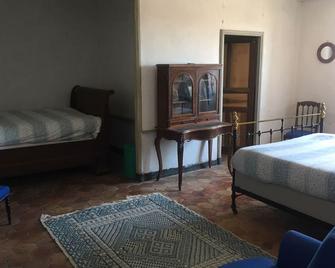 Rent character house in Ardèche in Villeneuve-de-Berg - sleeps 10 - Villeneuve-de-Berg - Chambre