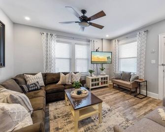 Pet-Friendly Beach-Block Condo, Steps to Boardwalk - Ocean City - Living room