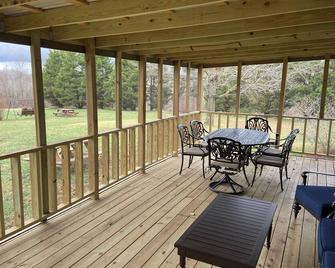 Peace and quiet of country living within minutes of city amenities. - Scottsville - Balcón