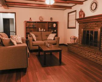 Quiet, 4-bed home with a park view. - Clarksville - Living room