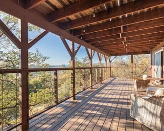 Sierra Cabin | Home Theater | Hot Tub | Ev Charger - Soulsbyville - Balcony