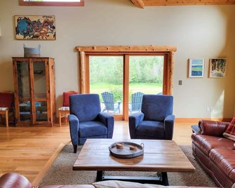 Fireside Lodge - spacious home in Mazama - Mazama - Living room