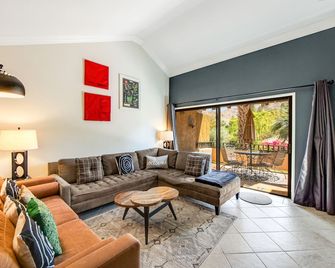 Second-floor condo with gorgeous view, pool, hot tub & tennis - 2 dogs OK - Palm Springs - Salon