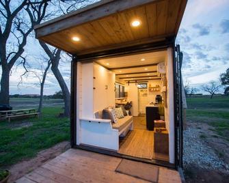 Stillwater House Elegant tiny container home Near Magnolia - Waco - Patio