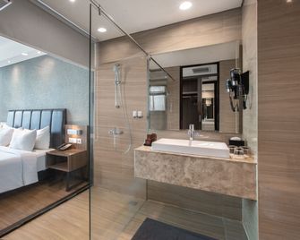 The Alana Hotel & Convention Center Solo By Aston - Surakarta City - Bathroom