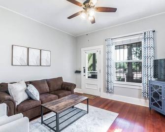 Historic Jostaad Home! - Tucson - Living room