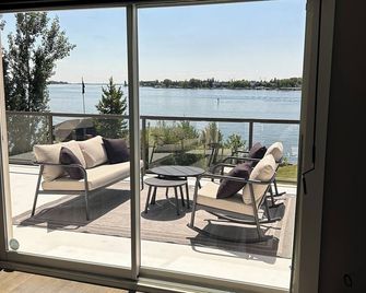 Amazing 5 Bedroom House on the Lake 20 minutes from downtown Calgary. - Chestermere - Balcony