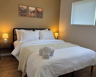 Newly Updated- Top Floor- Bona Nook - Anchorage - Bedroom