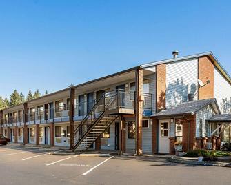 Super 8 by Wyndham Vancouver East - Vancouver - Building