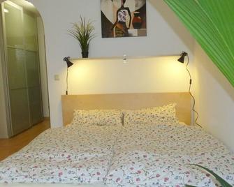 Stylish Bright Apartment, Very Conveniently. Metro Just Around The Corner. Internet - Munich - Bedroom