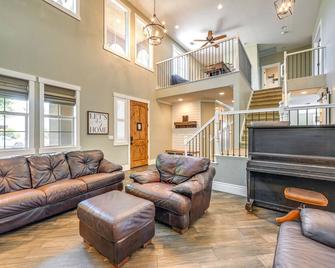California Vacation Rental with Private Pool and Patio - Visalia - Living room