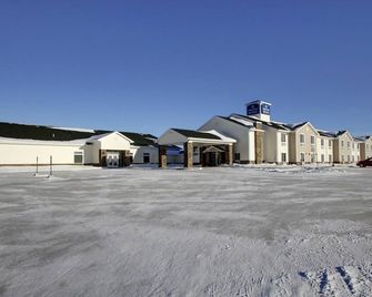 Cobblestone Inn and Suites - Bottineau - Bottineau - Building