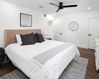 15 minutes from Rocker B! Luxury Waterfront PK Home - Pickle Ball Court! - Graford - Habitación